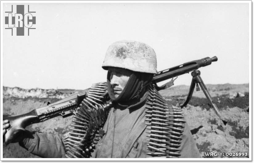 Fallschirmjäger with MG 42 in the Soviet Union, 1943. Fallschirmjäger with MG 42 in the Soviet Union, 1943.
