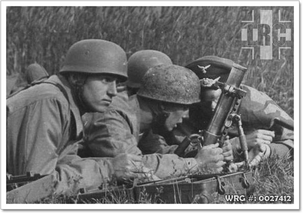German paratroopers with 5 cm leGrW 36 light mortar.