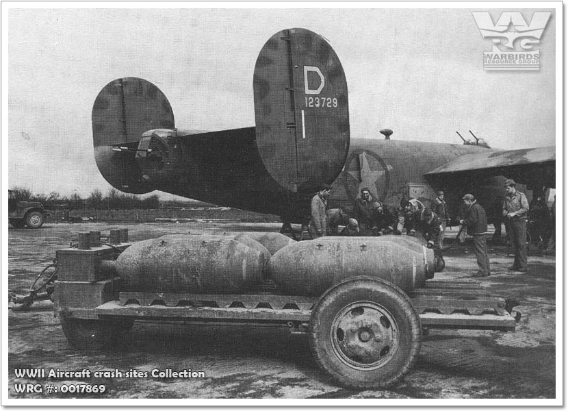 B-24D-1-CO Liberator /41-23729/Lucky Luke of 328th BS/93rd BG/8th AF is bombed up for its 28th mission from Hardwick, England in April 1943. WRG#: 0017869