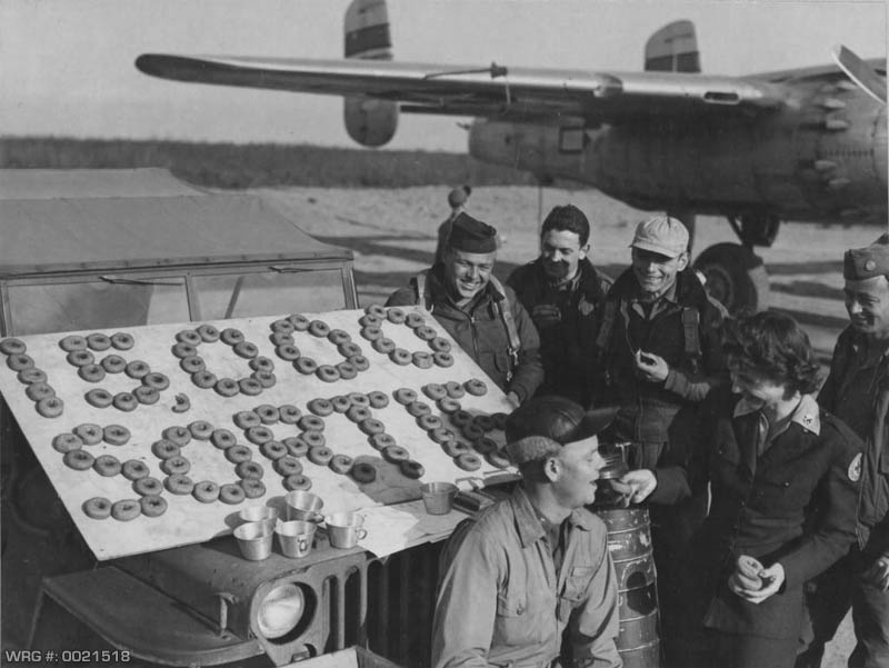 12th AF, 12th BG, 434th BS members being served coffee and donuts by red cross workers 1943. WRG #: 0021518